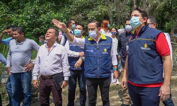 El gobernador y el alcalde anunciaron la buena nueva a los habitantes de los asentamientos