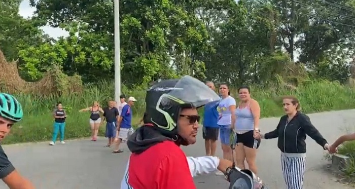 Bloquean vías