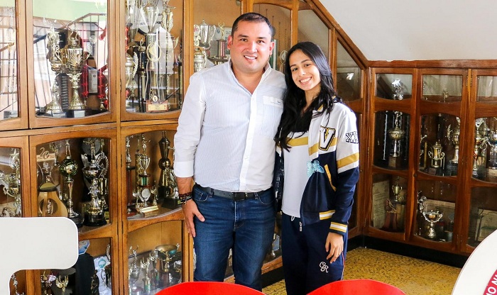 El alcalde de Floridablanca, junto a la mejor estudiante Icfes de Colombia. Foto: Alcaldía de Floridablanca