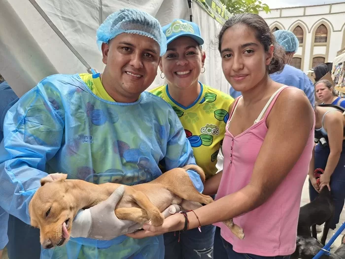Sergio Caballero, Alicia Figueroa y la dueña de una de las tantas mascotas esterilizadas. Foto: Ciudad Florida