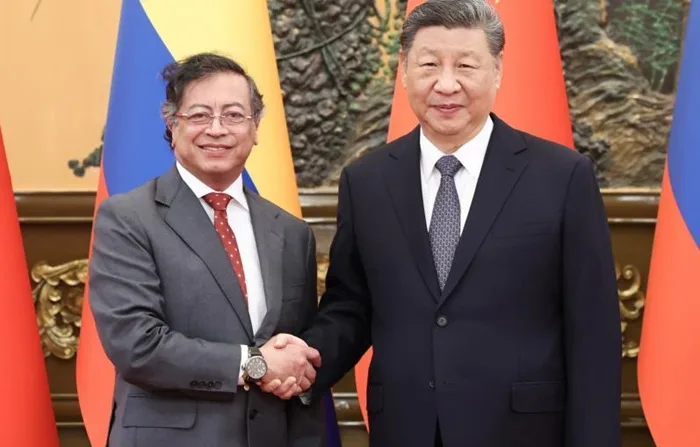 Los presidentes de Colombia, Gustavo Petro y de China, Xi Jinping, tras la firma del Acuerdo de intención para el ingreso de Colombia a la Nueva Ruta de la Seda. Foto: El Mundo.