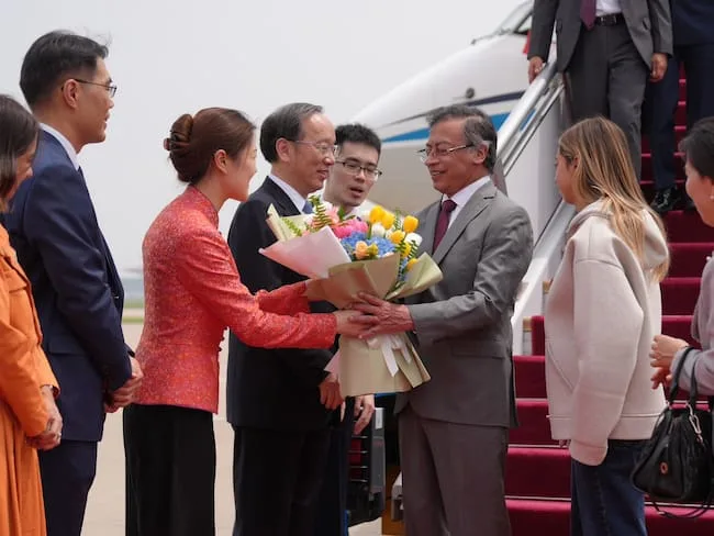 El mandatario colombiano aterrizó en China este lunes para una gira de cinco días. Foto: Presidencia de Colombia