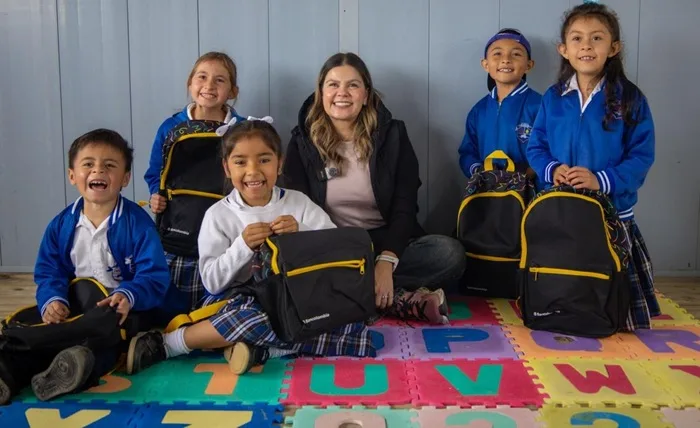 Natalia Sánchez cumpliéndole a los niños de las veredas con los kits escolares. Foto: Gobierno de Floridablanca