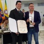 El concejal, Cristian Reyes Aguilar, entrega el reconocimiento al Dr William Contreras López. Foto suministrada