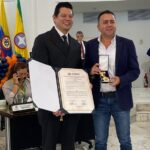El concejal, Cristian Reyes Aguilar, entrega el reconocimiento al Dr William Contreras López. Foto suministrada