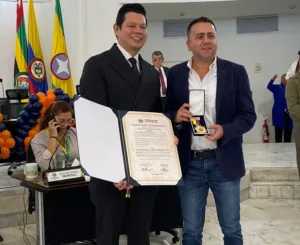 El concejal, Cristian Reyes Aguilar, entrega el reconocimiento al Dr William Contreras López. Foto suministrada