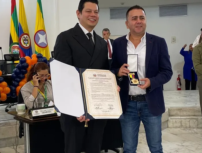 El concejal, Cristian Reyes Aguilar, entrega el reconocimiento al Dr William Contreras López. Foto suministrada