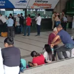 Muchos pasajeros varados en espera de poder desplazarse a sus destinos. Foto: Ciudad Florida