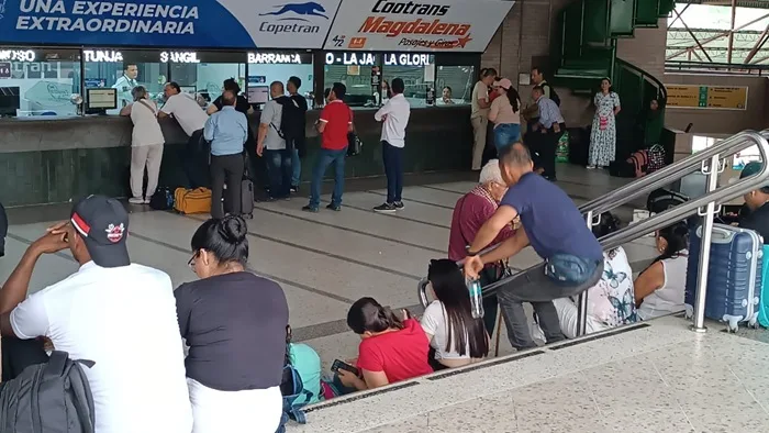 Muchos pasajeros varados en espera de poder desplazarse a sus destinos. Foto: Ciudad Florida