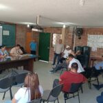 Parecen estudiantes, pero no, son los concejales sesionando en un aula de clase mientras remodelan las instalaciones del Concejo.
