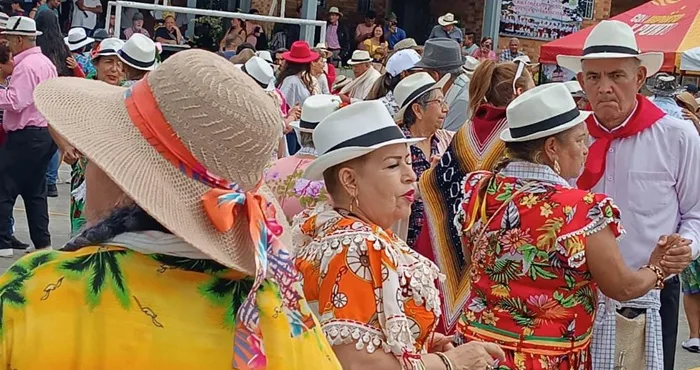 Los grupos y parejas de bailadores hacen que el ambiente del festival carranguero sea más festivo y de mayor diversión. Foto: Archivo